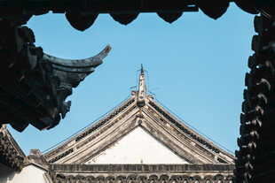 中式古建筑屋顶一角