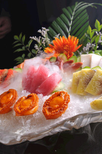 精致刺身拼盘美食展示