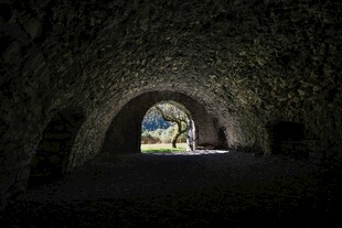 石砌隧道通向户外风景