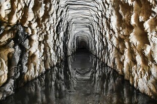 深邃石砌隧道