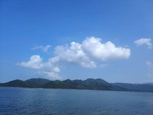 碧海蓝天中的远山岛屿