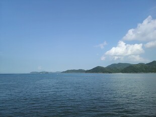 碧海蓝天青山的美丽景致