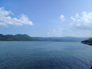 宁静湖景与远山蓝天