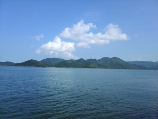 湖光山色间的宁静美景