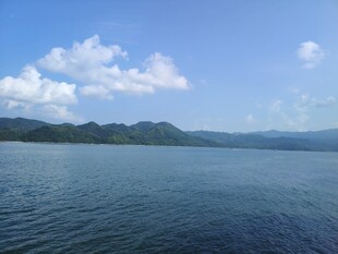 广阔湖面与远处山峦美景