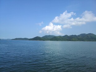 碧海蓝天中的连绵山峦