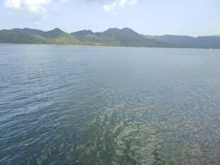 宁静湖水与远处山峦