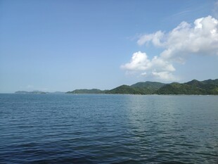 碧海蓝天中的静谧海岸线
