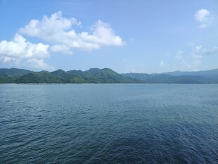 宁静湖景与远处山峦