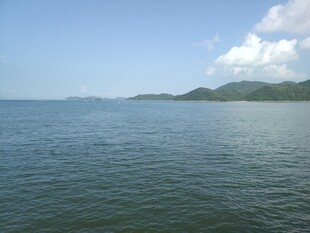 碧海蓝天中的宁静湖景