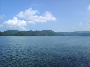 宁静湖景与远处山峦