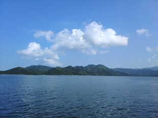 碧海蓝天中的湖心小岛