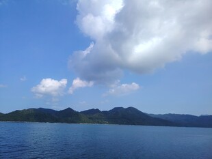 蓝天碧水间的秀丽湖景