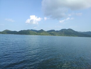 宁静湖景与远处山峦