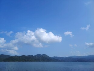 蓝天碧水间的美丽景致