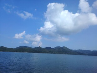 蓝天碧水间的秀丽湖景
