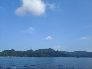 蓝天碧水间的秀丽湖景