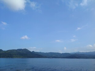 宁静湖景与远山蓝天