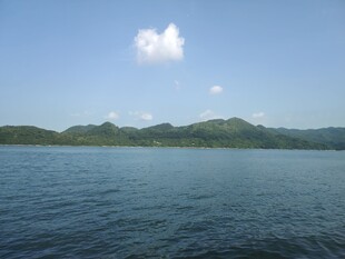 宁静湖景与远处山峦