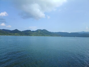 宁静湖面与远处山峦景色