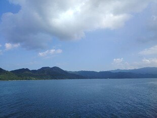宁静湖泊与远处山峦风景