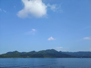 蓝天碧水间的秀丽湖山