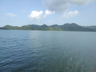 宁静湖水与远处山峦