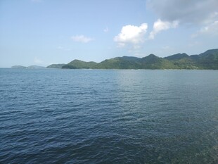 广阔海景与远处山峦