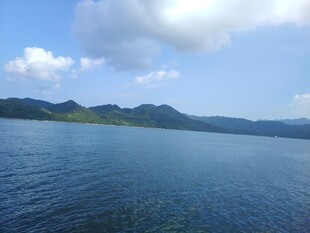 辽阔湖面与远处山峦美景