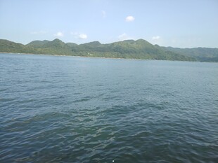 宁静湖面与远处山峦