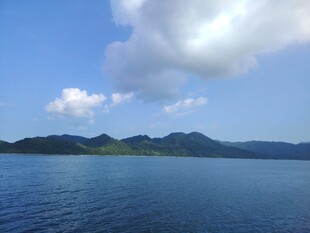 蓝天碧水间的秀丽湖景