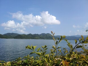 湖畔青山美景