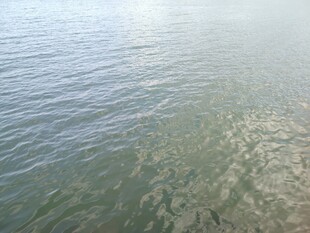平静湖面的清澈水波