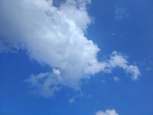 蓝天中的蓬松白云