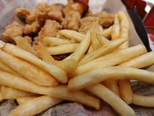 炸鸡配薯条