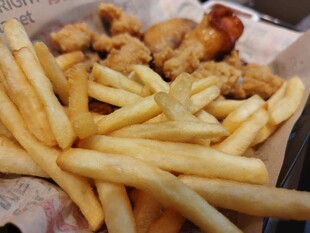 炸鸡配薯条