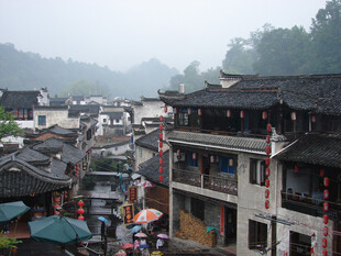 烟雨朦胧中的古朴村落