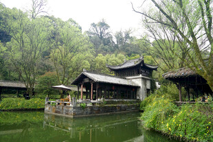 中式园林湖畔亭阁景致