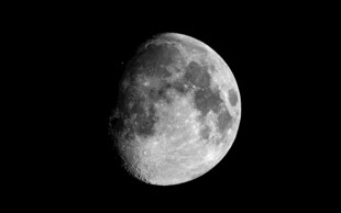 夜空中的半圆月亮