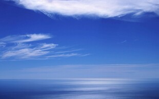 蓝天碧海的宁静美景