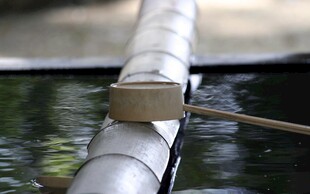 管道上的小物件与水面