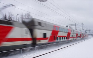 雪地中疾驰的红白列车
