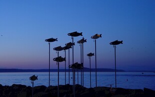 海边暮色中的独特雕塑群