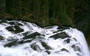 山间飞瀑水花四溅