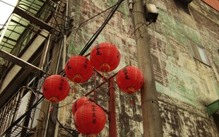 古巷红灯笼尽显中式韵味
