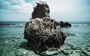 海中孤石碧海蓝天之景