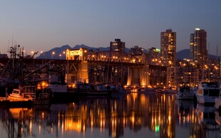 城市夜景下的静谧水域