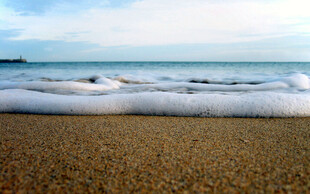 海边沙滩海浪风景画面