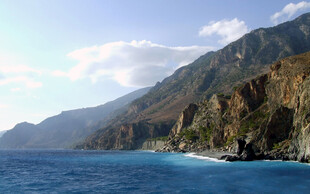 海岸山脉与碧海蓝天美景