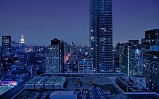 夜幕下的繁华都市景观